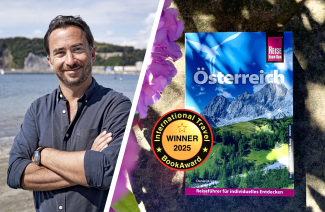 Autor Daniel Krasa und der ausgezeichnete Reiseführer Österreich