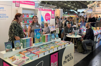 Der Stand des Reise Know-How Verlags auf der Frankfurter Buchmesse 2025.