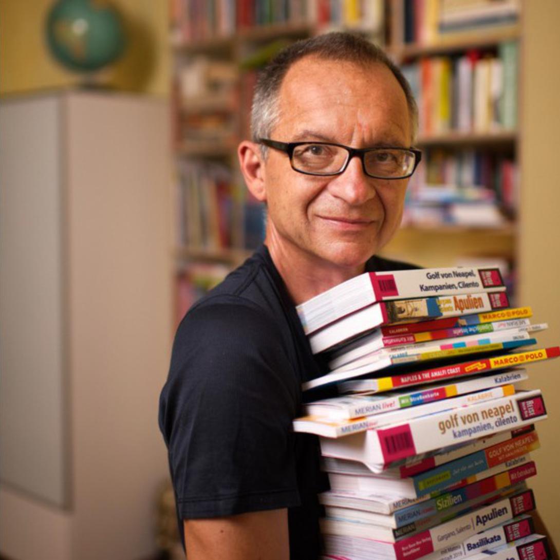 Autor Peter Amann mit seinen Büchern